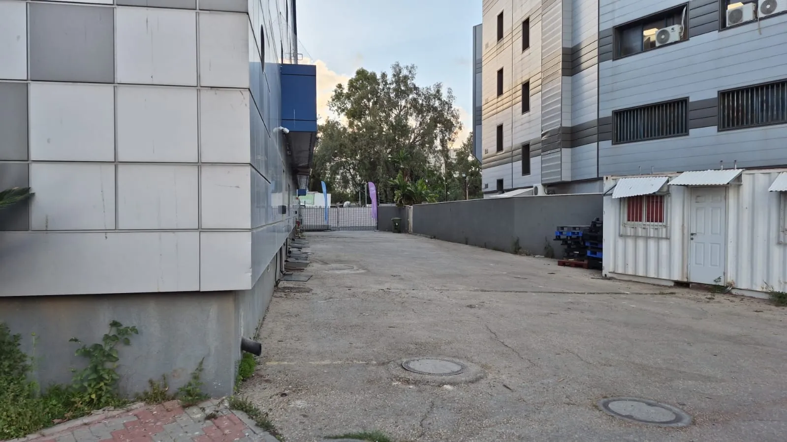 צד האחורי של הבניין
