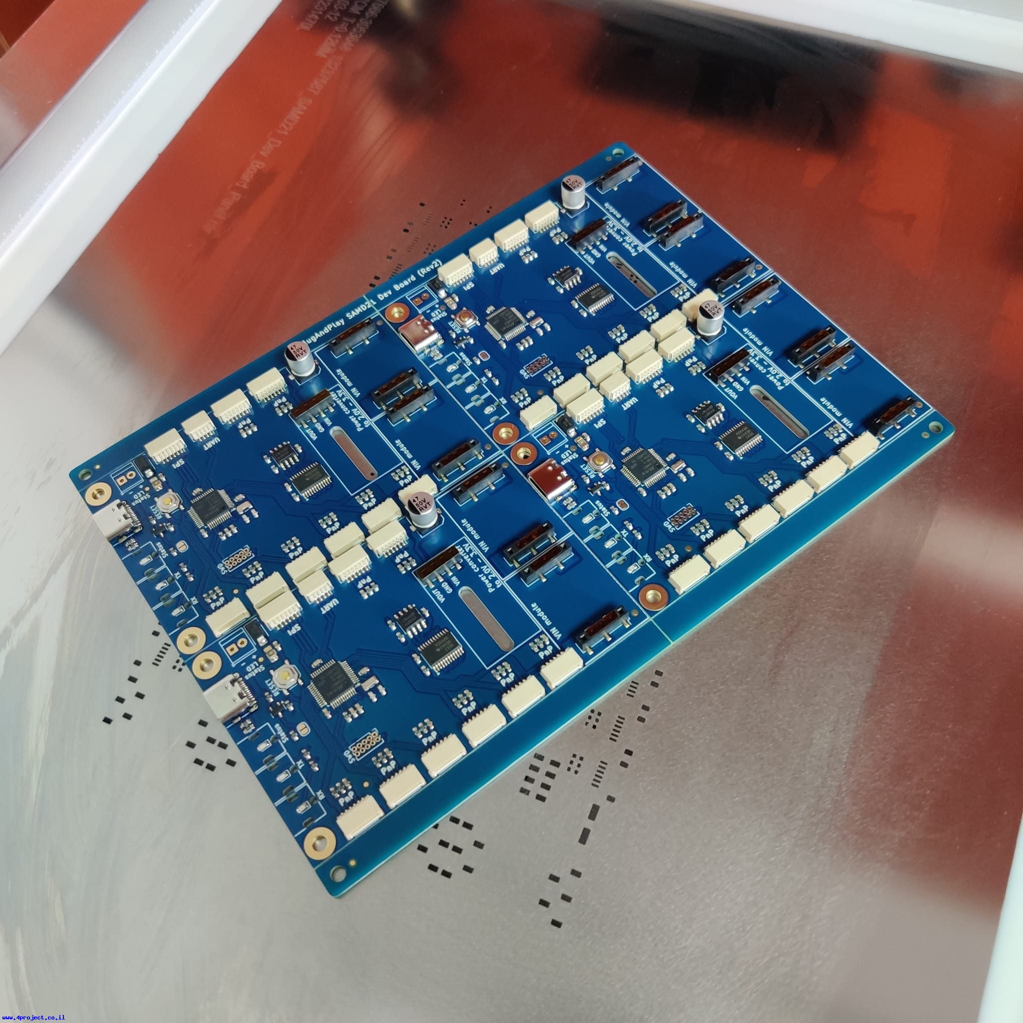 "פנל של 4 כרטיסי Plug-n-Play SAMD21"