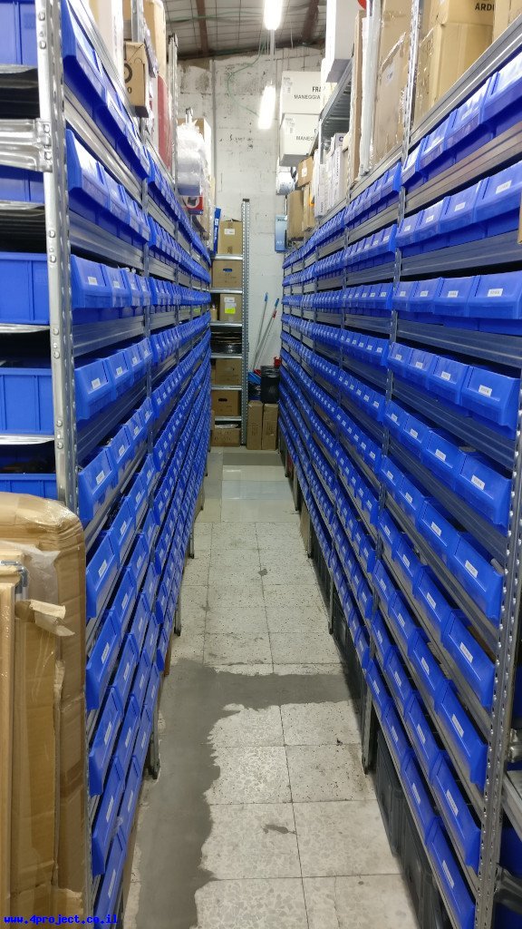 מדפים במחסן 100 מטר