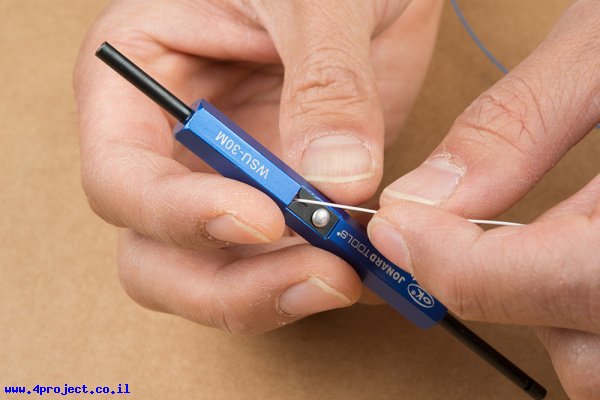 "קילוף חוט עם כלי WireWrap"